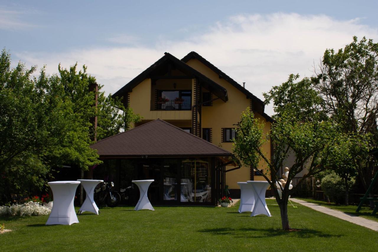 Janine Garden Hotel Brasov Exterior photo